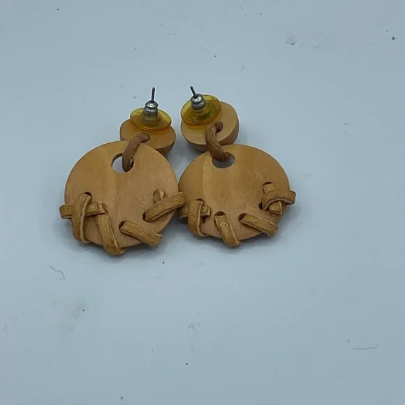 “HANDMADE” ROUND WOOD AND LEATHER ROPE DROP STYLR PIERCED EARRINGS. - Picture 3 of 9